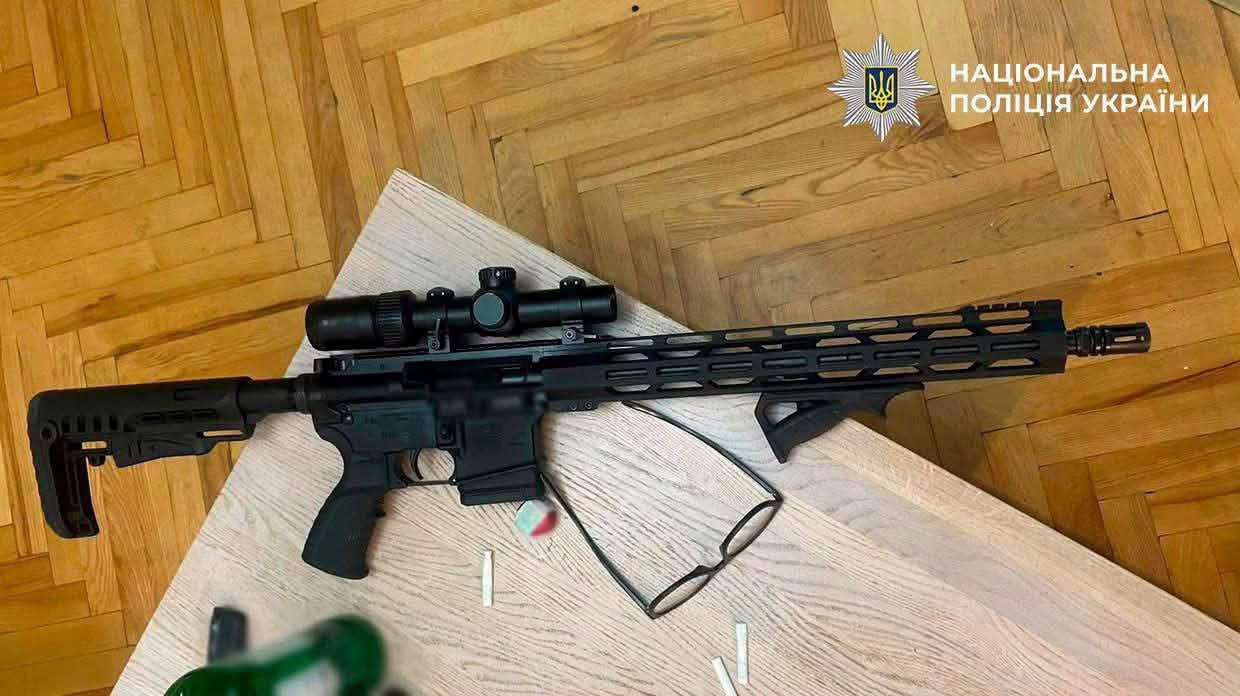 В Киеве 41-летнему мужчине грозит до 5 лет за стрельбу с балкона по Audi Q8 - фото